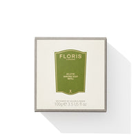 Die Hülle der Nachfüllung für die Floris London Elite Rasierseife präsentiert sich in einem schicken Grün und einem edlen Design. Sie beinhaltet 100 g hochwertige Rasierseife.